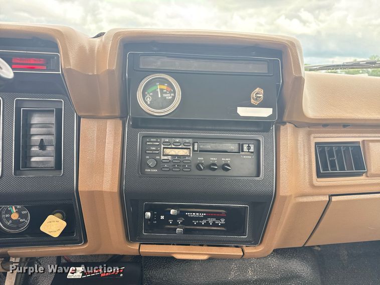 image for item EG5829 1993 Ford F700 dump flatbed truck