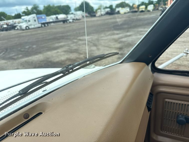 image for item EG5829 1993 Ford F700 dump flatbed truck