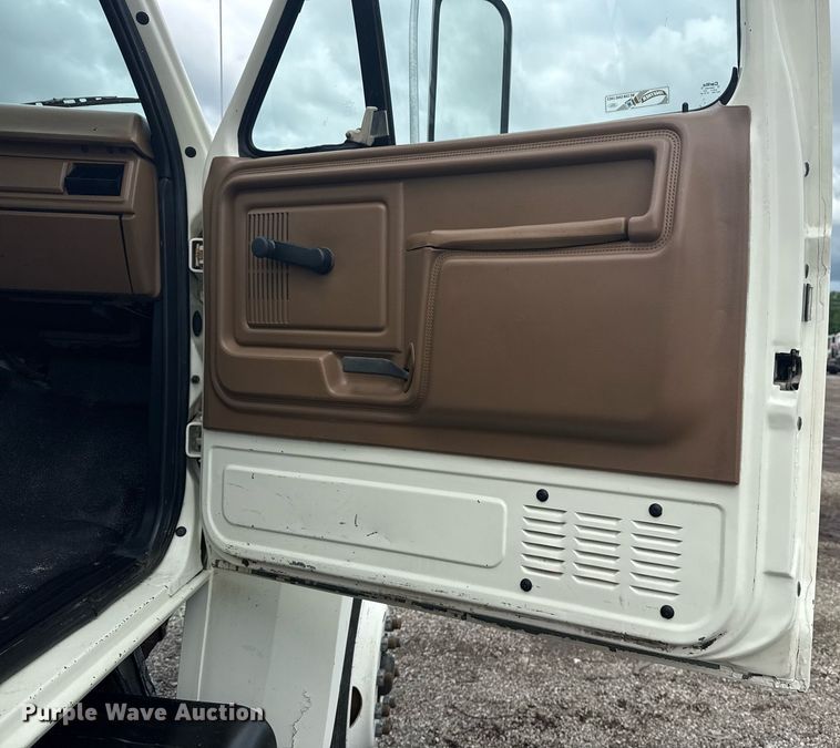 image for item EG5829 1993 Ford F700 dump flatbed truck