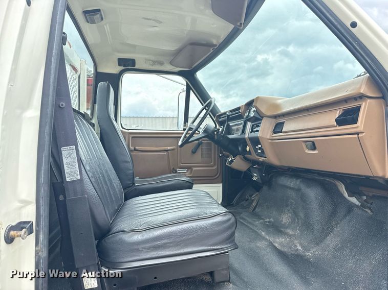 image for item EG5829 1993 Ford F700 dump flatbed truck