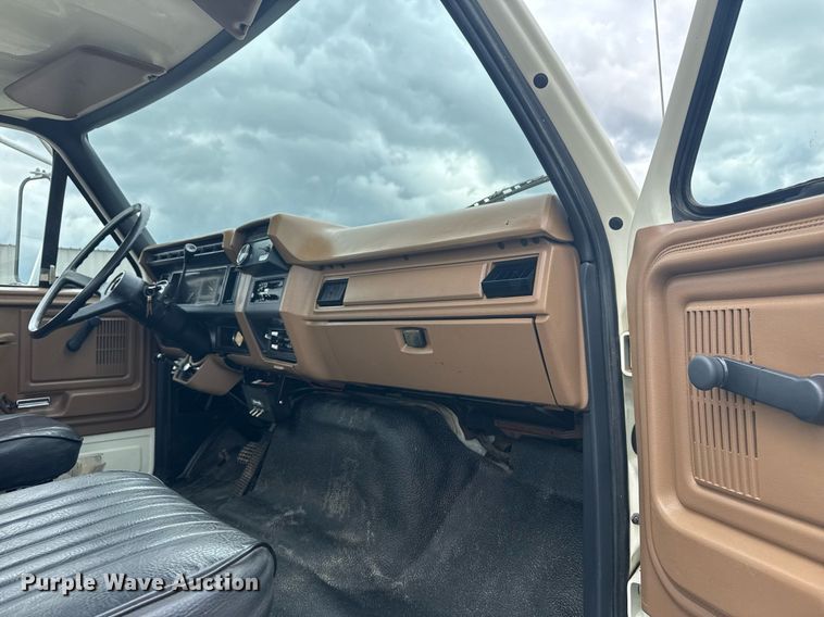 image for item EG5829 1993 Ford F700 dump flatbed truck