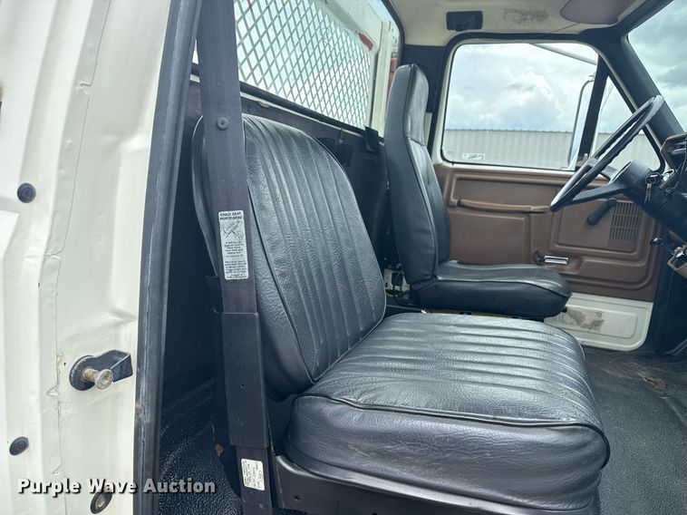 image for item EG5829 1993 Ford F700 dump flatbed truck