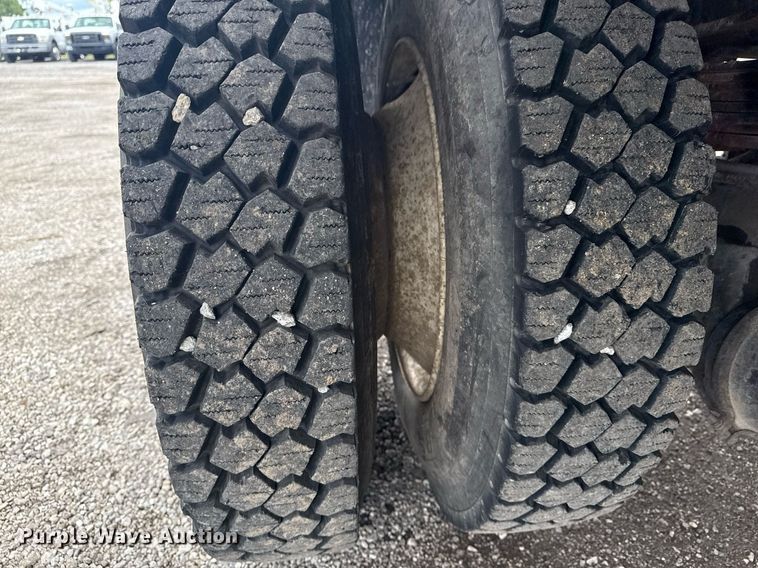 image for item EG5829 1993 Ford F700 dump flatbed truck