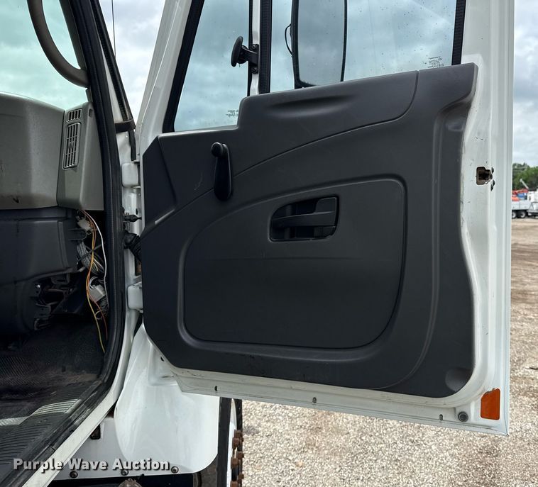 image for item EG5892 2011 International 7400 Crew Cab crane truck