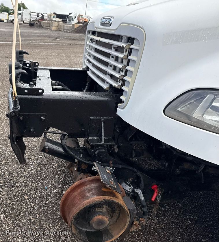 image for item EG5896 2007 Freightliner Business Class M2 Crew Cab utility / service truck