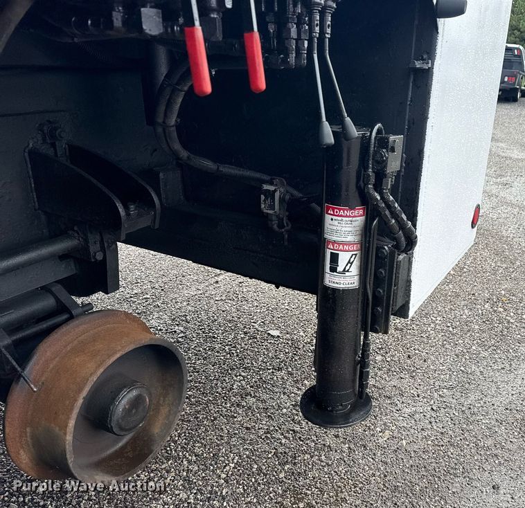 image for item EG5896 2007 Freightliner Business Class M2 Crew Cab utility / service truck