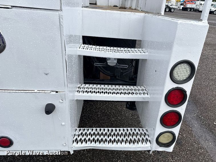 image for item EG5896 2007 Freightliner Business Class M2 Crew Cab utility / service truck