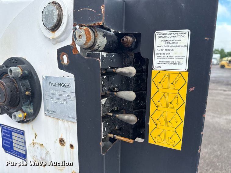 image for item EG5896 2007 Freightliner Business Class M2 Crew Cab utility / service truck