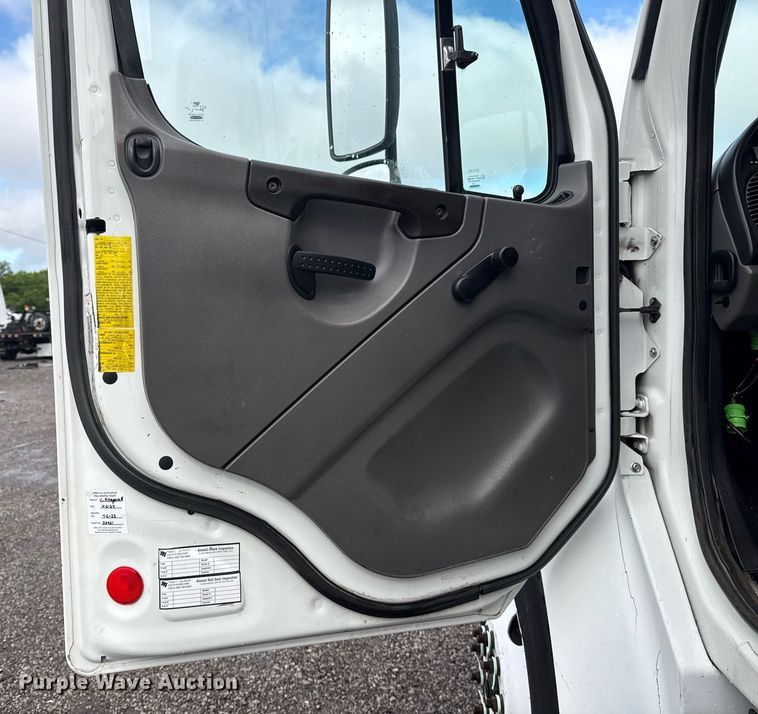 image for item EG5896 2007 Freightliner Business Class M2 Crew Cab utility / service truck