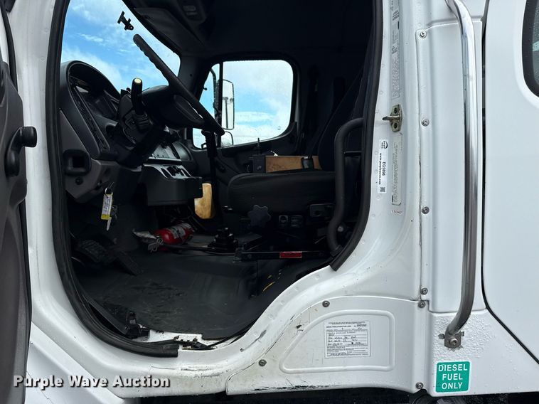 image for item EG5896 2007 Freightliner Business Class M2 Crew Cab utility / service truck