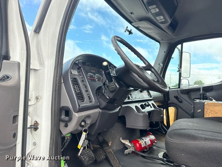 image for item EG5896 2007 Freightliner Business Class M2 Crew Cab utility / service truck