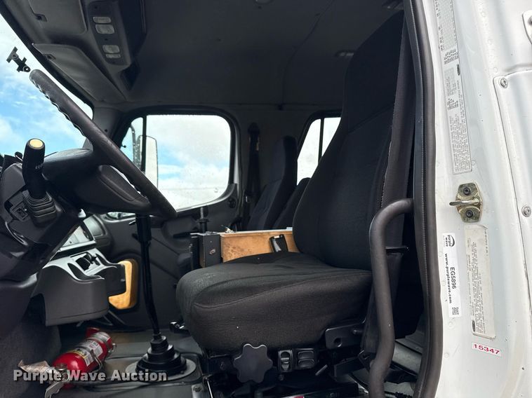 image for item EG5896 2007 Freightliner Business Class M2 Crew Cab utility / service truck