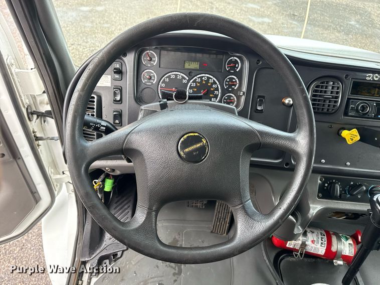 image for item EG5896 2007 Freightliner Business Class M2 Crew Cab utility / service truck