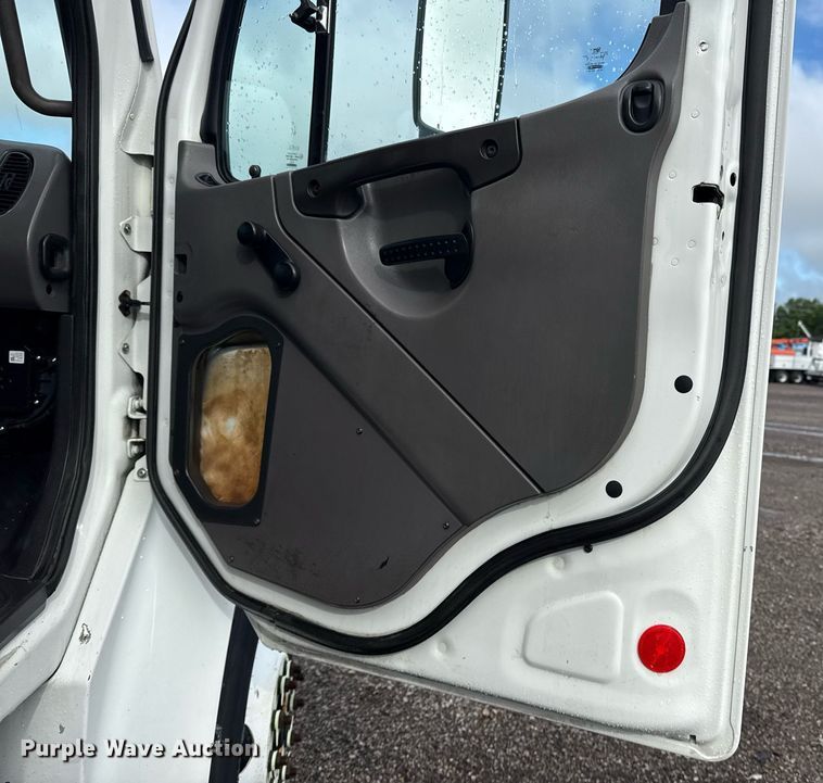 image for item EG5896 2007 Freightliner Business Class M2 Crew Cab utility / service truck