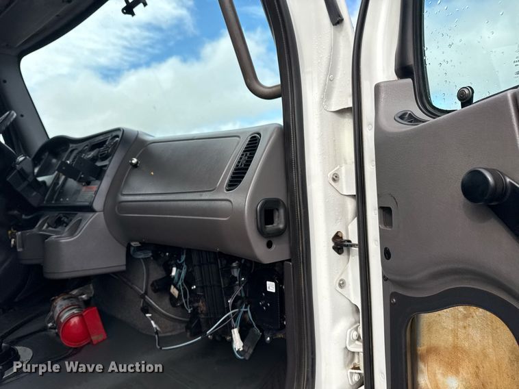 image for item EG5896 2007 Freightliner Business Class M2 Crew Cab utility / service truck