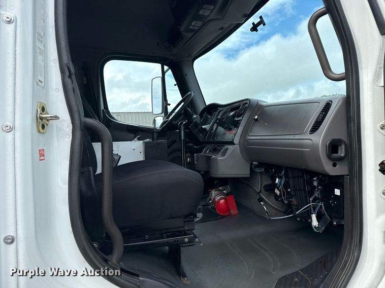 image for item EG5896 2007 Freightliner Business Class M2 Crew Cab utility / service truck