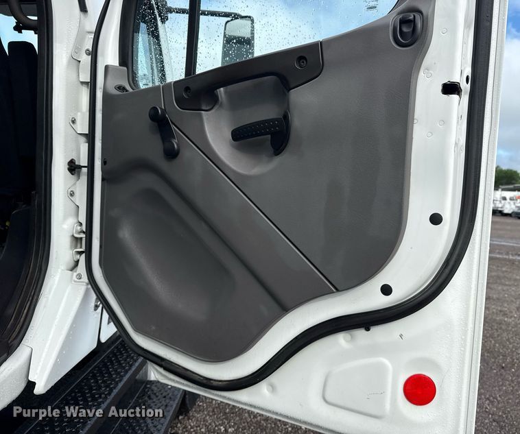 image for item EG5896 2007 Freightliner Business Class M2 Crew Cab utility / service truck