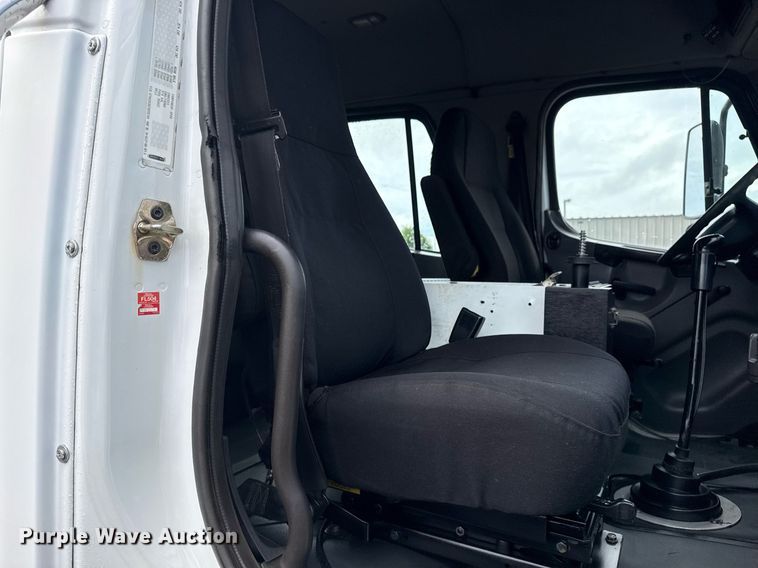 image for item EG5896 2007 Freightliner Business Class M2 Crew Cab utility / service truck