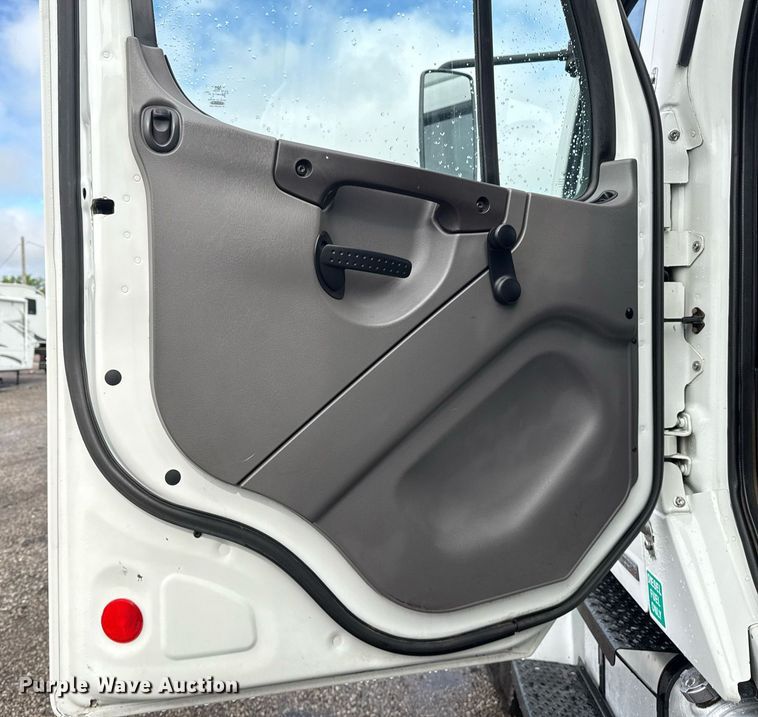 image for item EG5896 2007 Freightliner Business Class M2 Crew Cab utility / service truck