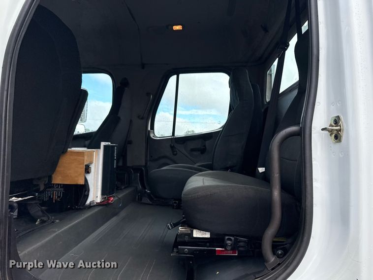 image for item EG5896 2007 Freightliner Business Class M2 Crew Cab utility / service truck