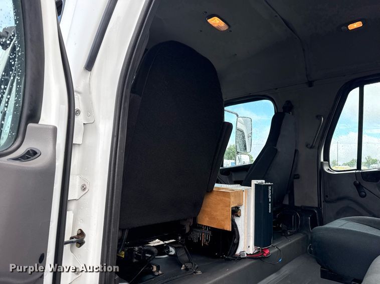 image for item EG5896 2007 Freightliner Business Class M2 Crew Cab utility / service truck