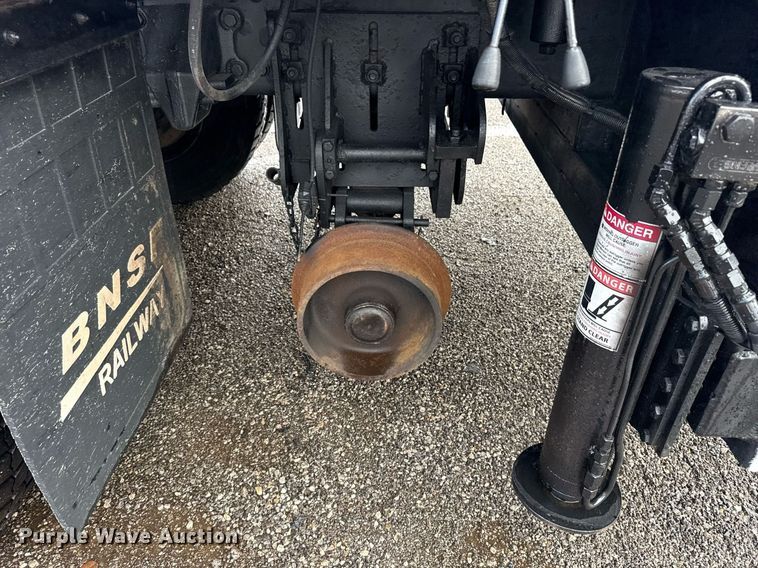 image for item EG5896 2007 Freightliner Business Class M2 Crew Cab utility / service truck