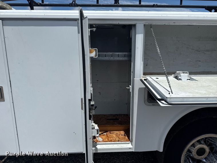 image for item EG5906 2016 Chevrolet Silverado 3500HD utility bed pickup truck