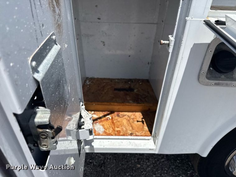 image for item EG5906 2016 Chevrolet Silverado 3500HD utility bed pickup truck