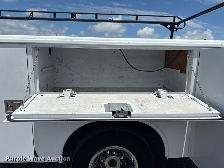 image for item EG5906 2016 Chevrolet Silverado 3500HD utility bed pickup truck