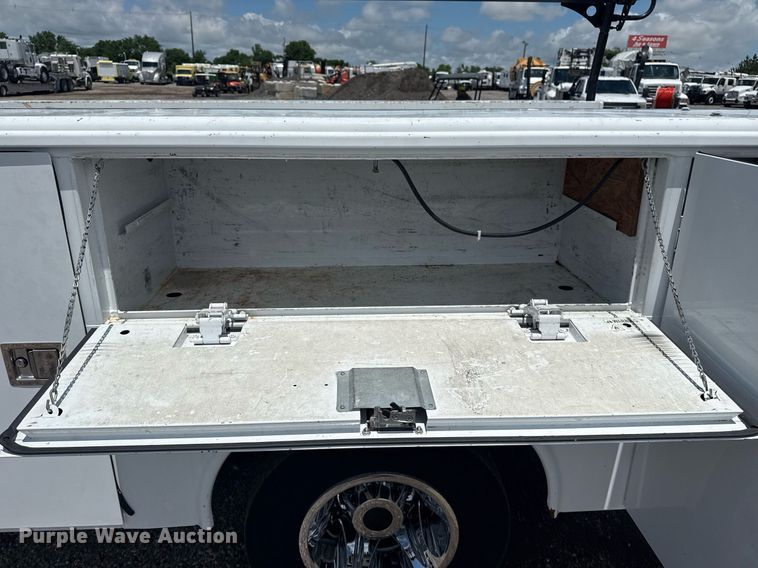 image for item EG5906 2016 Chevrolet Silverado 3500HD utility bed pickup truck