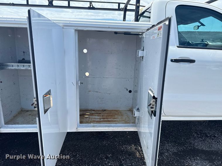 image for item EG5906 2016 Chevrolet Silverado 3500HD utility bed pickup truck