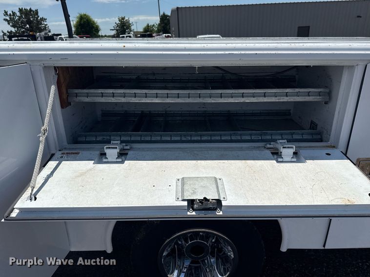 image for item EG5906 2016 Chevrolet Silverado 3500HD utility bed pickup truck