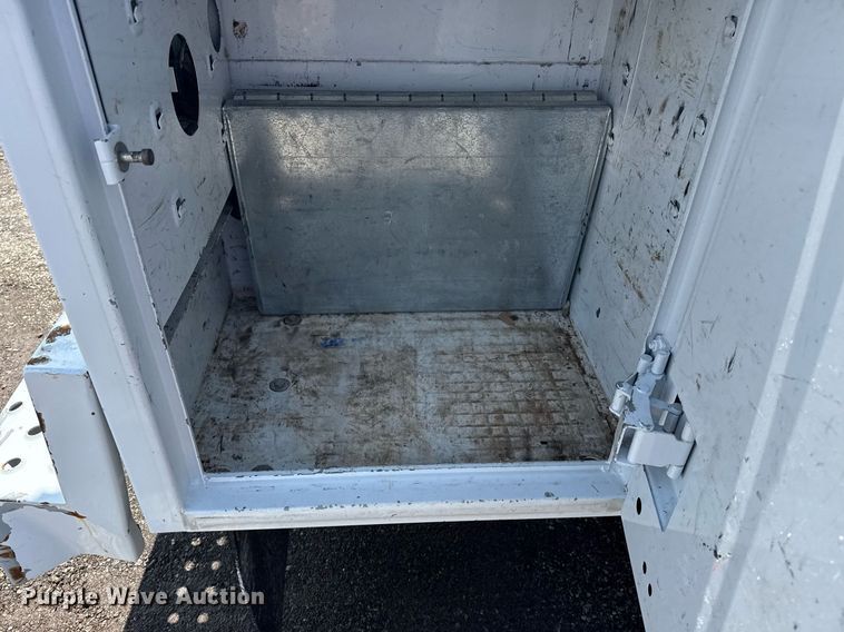 image for item EG5906 2016 Chevrolet Silverado 3500HD utility bed pickup truck