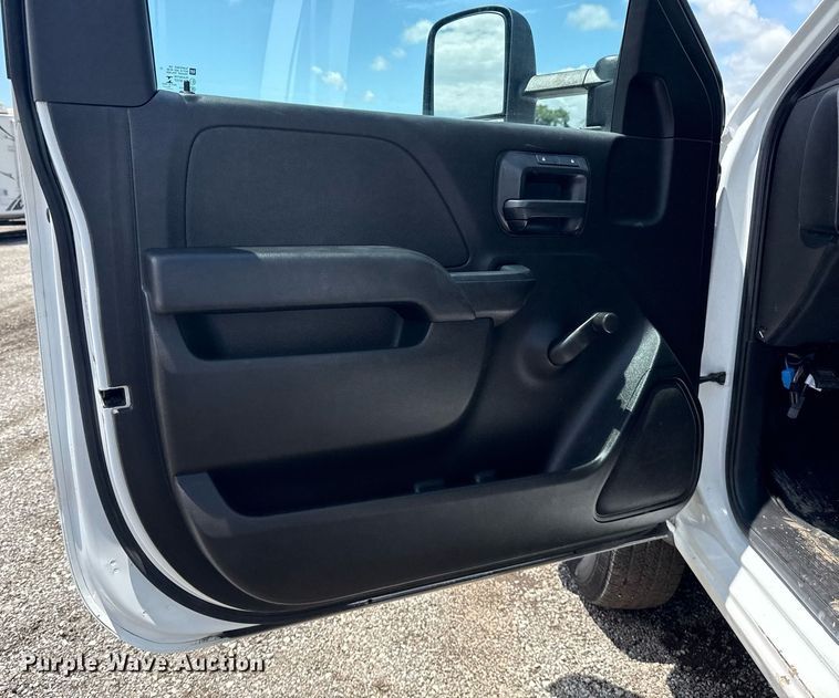 image for item EG5906 2016 Chevrolet Silverado 3500HD utility bed pickup truck