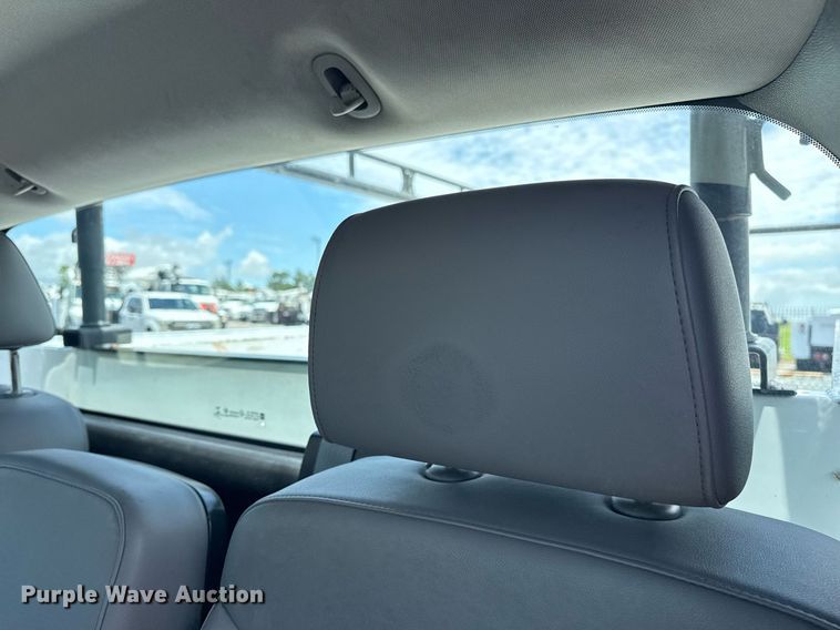 image for item EG5906 2016 Chevrolet Silverado 3500HD utility bed pickup truck