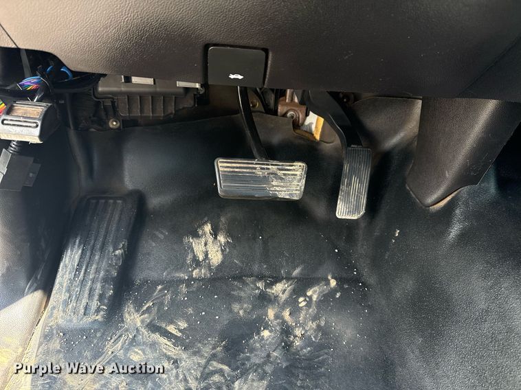 image for item EG5906 2016 Chevrolet Silverado 3500HD utility bed pickup truck