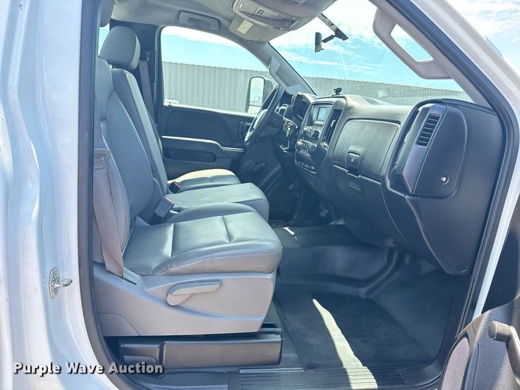 image for item EG5906 2016 Chevrolet Silverado 3500HD utility bed pickup truck