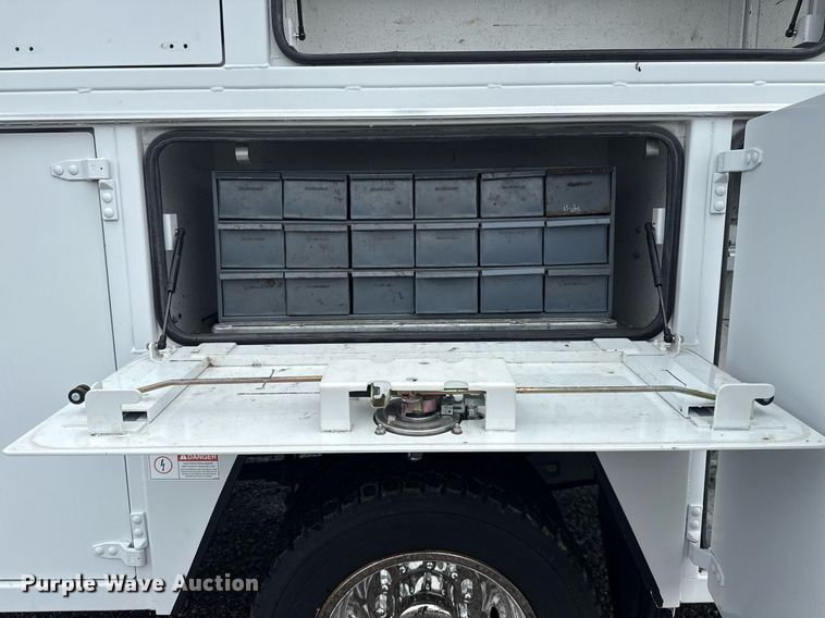 image for item EG5909 2015 Ford F550 Super Duty utility / service truck