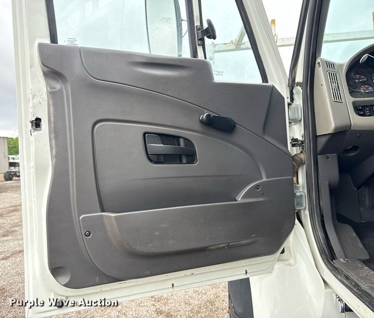 image for item EG5920 2008 International 7500 Crew Cab crane truck