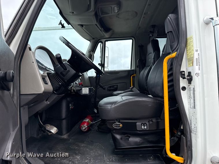 image for item EG5920 2008 International 7500 Crew Cab crane truck