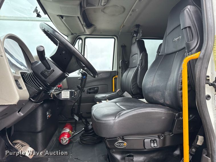 image for item EG5920 2008 International 7500 Crew Cab crane truck