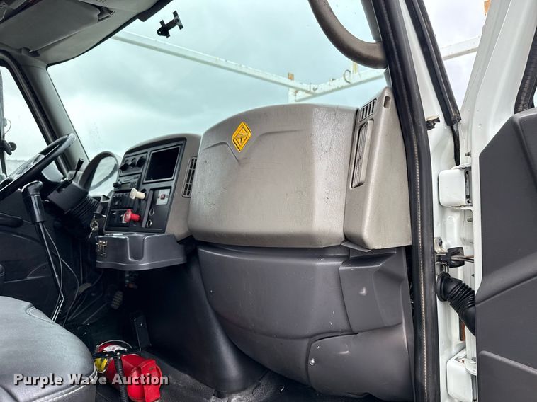 image for item EG5920 2008 International 7500 Crew Cab crane truck