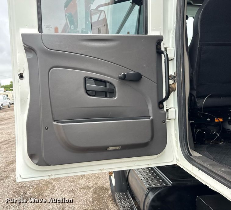 image for item EG5920 2008 International 7500 Crew Cab crane truck