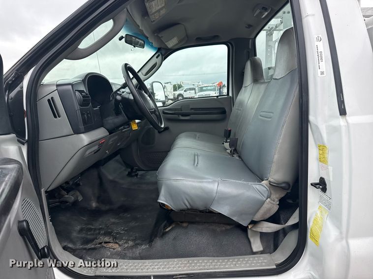 image for item EG5921 2005 Ford F450 Super Duty bucket truck