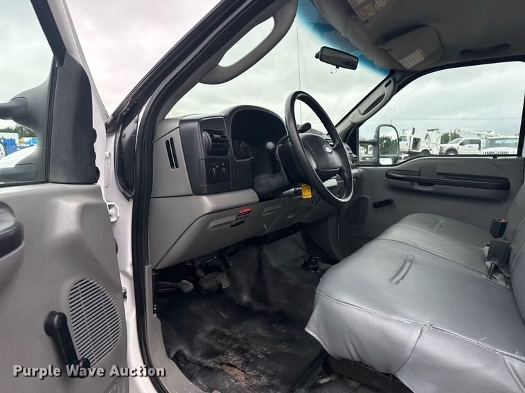 image for item EG5921 2005 Ford F450 Super Duty bucket truck