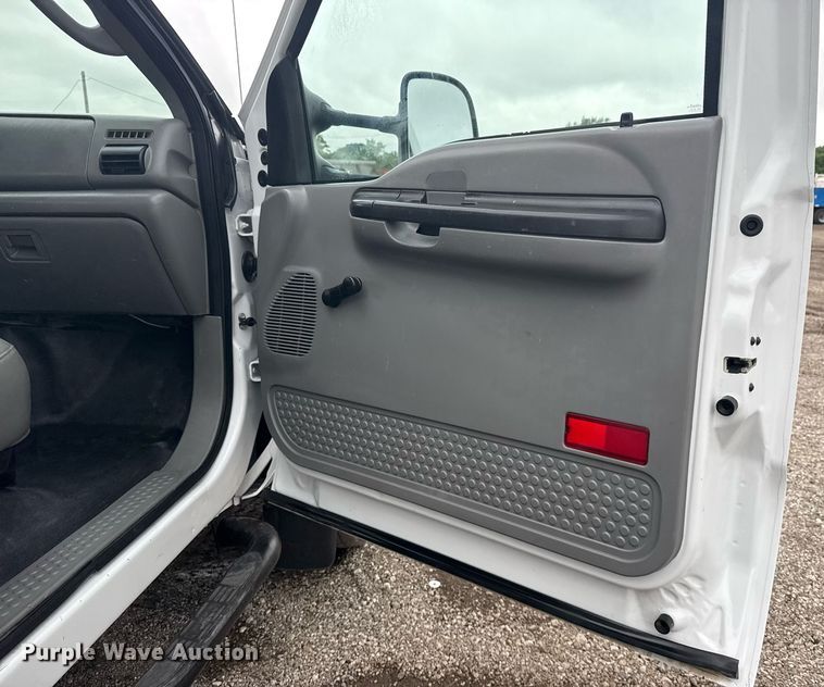 image for item EG5921 2005 Ford F450 Super Duty bucket truck