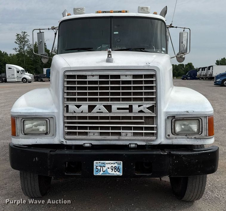 image for item EJ4703 2000 Mack CH613 dump truck
