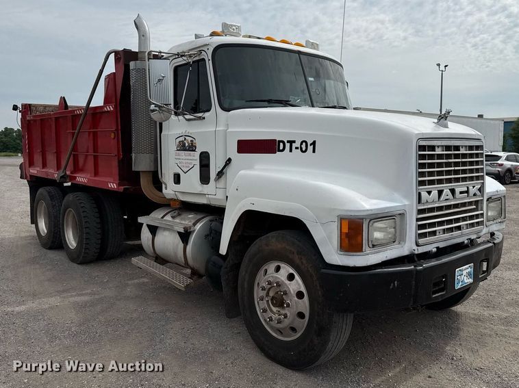 image for item EJ4703 2000 Mack CH613 dump truck