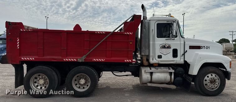 image for item EJ4703 2000 Mack CH613 dump truck