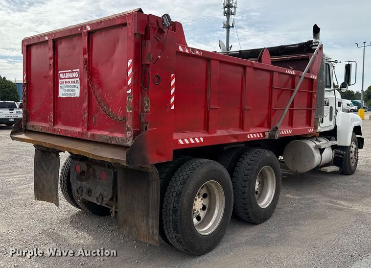 image for item EJ4703 2000 Mack CH613 dump truck